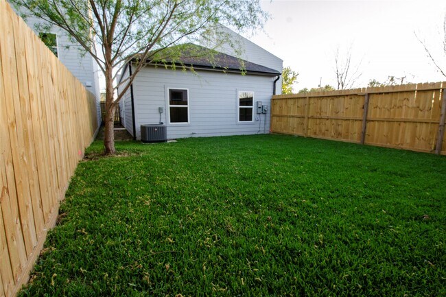 Building Photo - 2830 Mansfield St