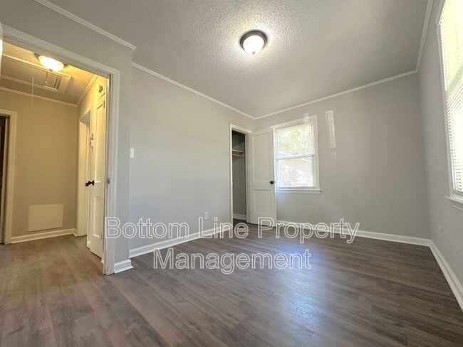 Building Photo - 2115 Double Oaks Rd
