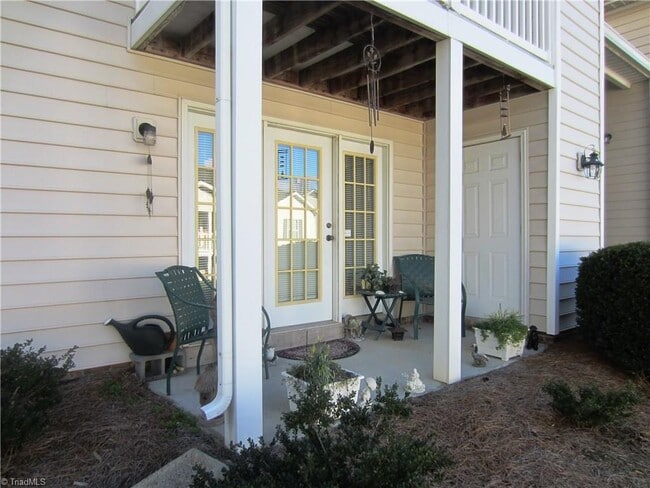 Building Photo - READY TO MOVE IN !!  2 Beds/2Baths!
