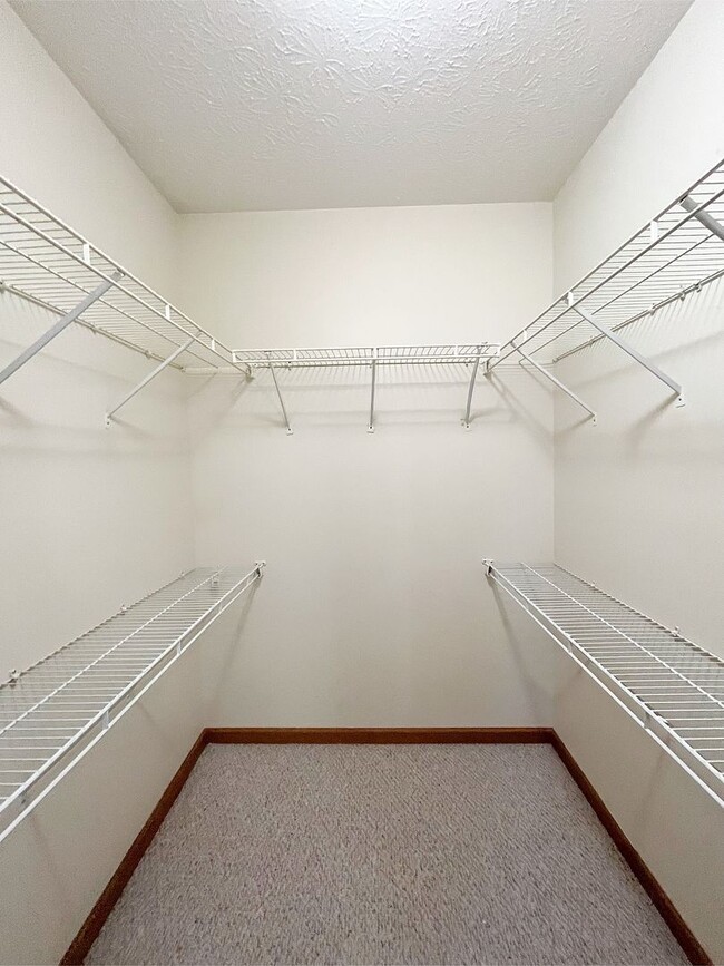 Building Photo - Large 2 Bedroom Condo