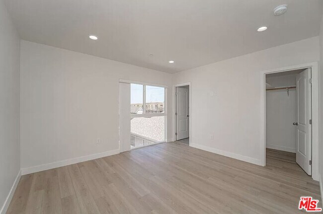 Building Photo - 204 E 29th St