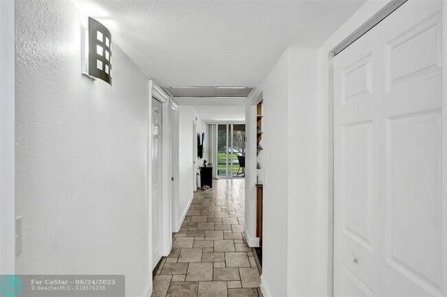 Building Photo - 9480 Poinciana Pl