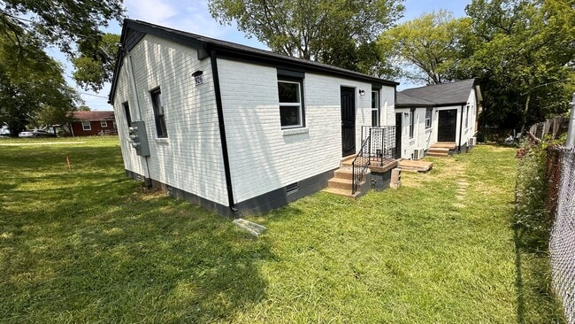 Building Photo - 2BR/1BA Renovated Triplex Unit – Prime Loc...
