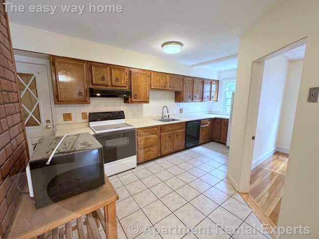 Primary Photo - Large 5 room 2+ or 3 BR * DW * HUGE kitche...