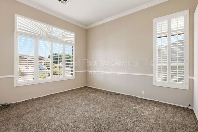Building Photo - 7017 W Greenbriar Dr