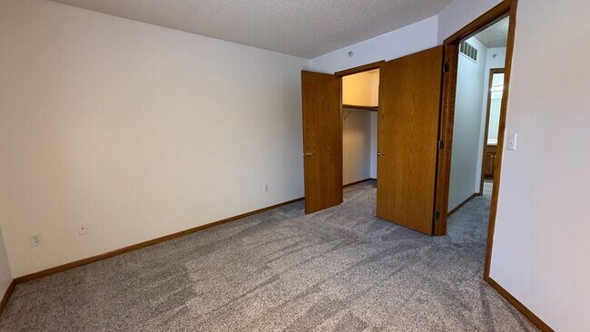 Building Photo - 2755 Ranchview Ln N