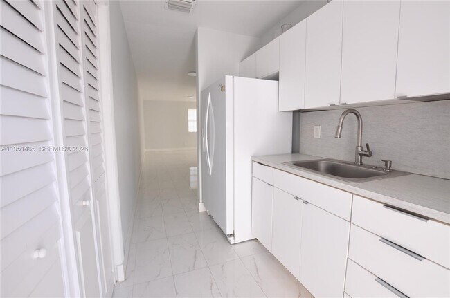 Building Photo - 10504 SW 77th Ct