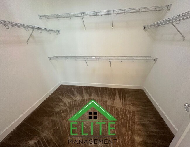 Building Photo - Spacious and Stylish 4-Bedroom Home in Des...