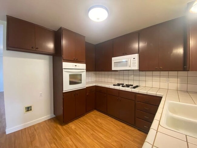 Building Photo - 1947 Henshaw Ave