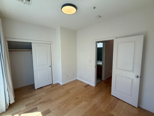 Building Photo - Large 3-Bedroom, 3.5 Bathroom Townhome in Metro Walk Village Neighborhood