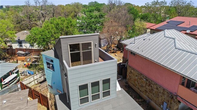 Building Photo - 2702 Crest Ave
