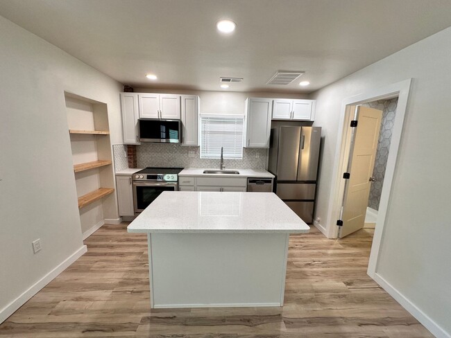 Building Photo - Luxurious 1 Bed 1 Bath Home: Your Oasis Aw...