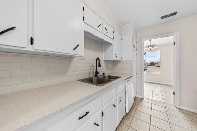 Building Photo - 2300 Zinnia Ct