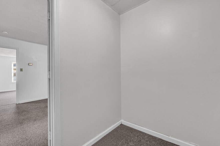 Building Photo - 523 18th St N