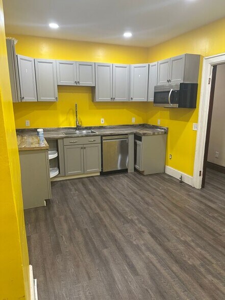 Building Photo - 270 Dewitt St