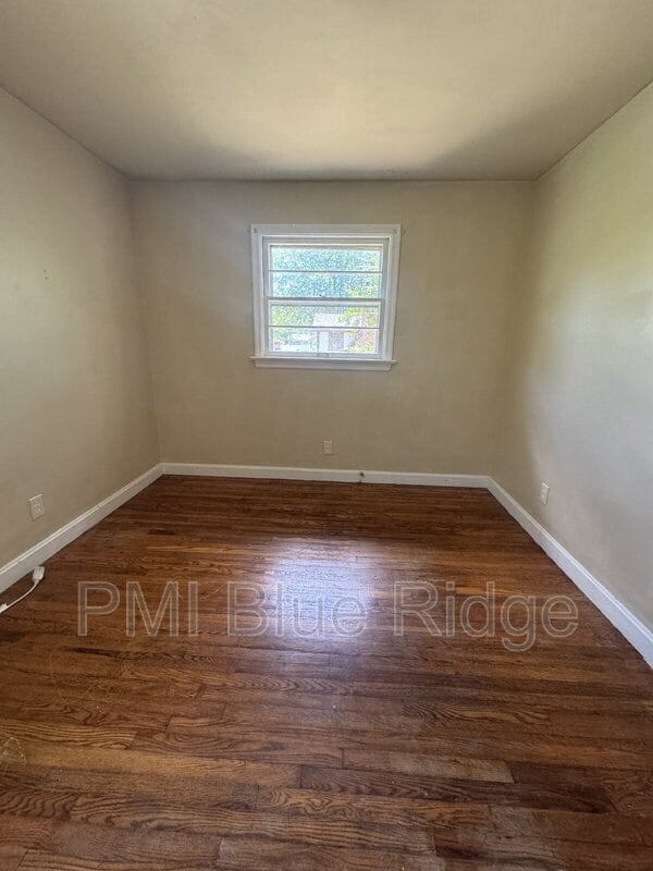 Building Photo - 707 Rhodes Park Dr