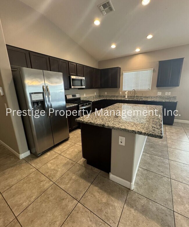 Building Photo - Spacious 4+Den/3 Northwest Home!