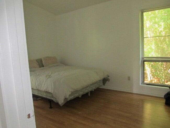 Building Photo - 527 Manns Chapel Rd