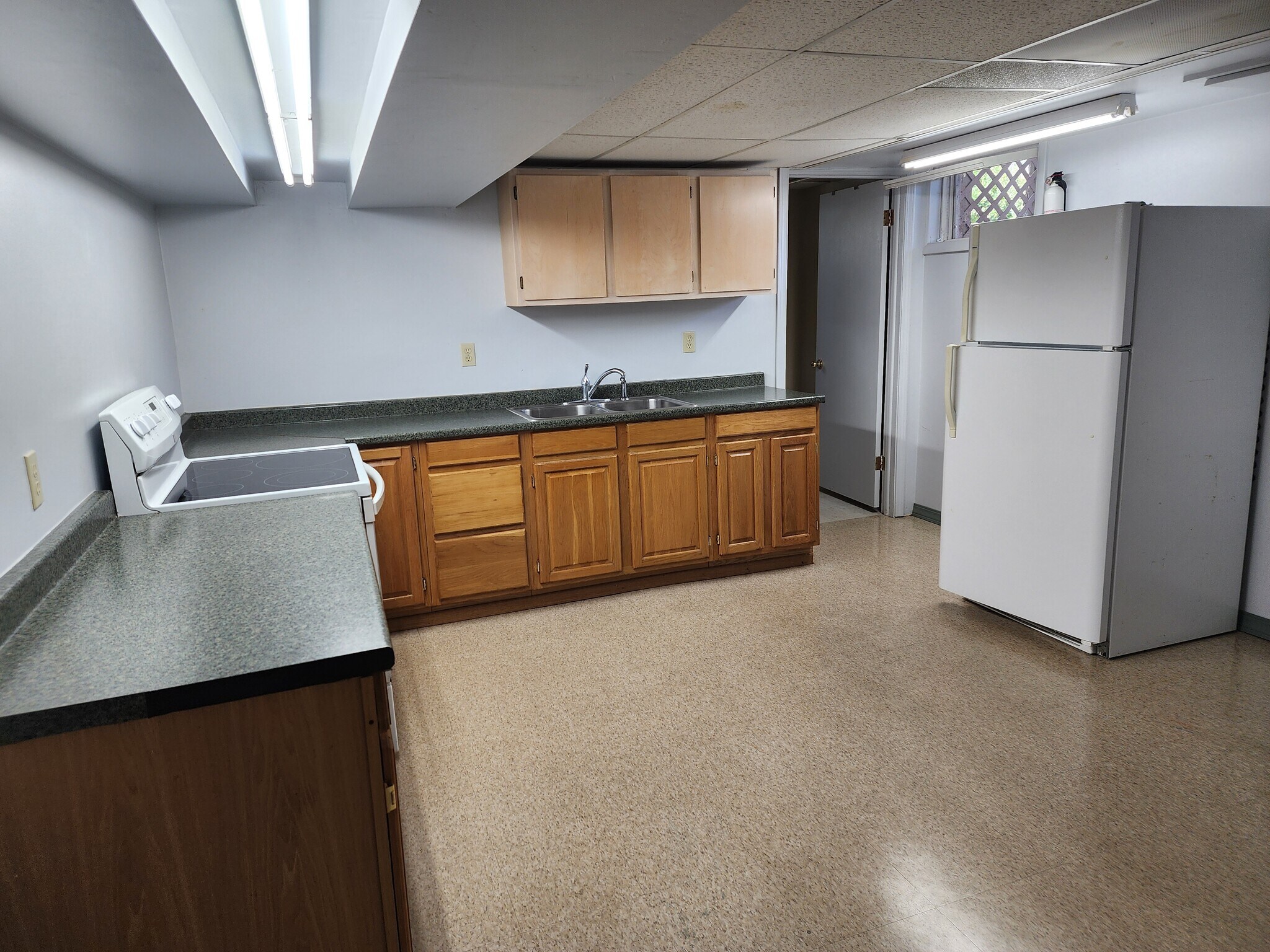 Kitchen - 270 Roosevelt Ln