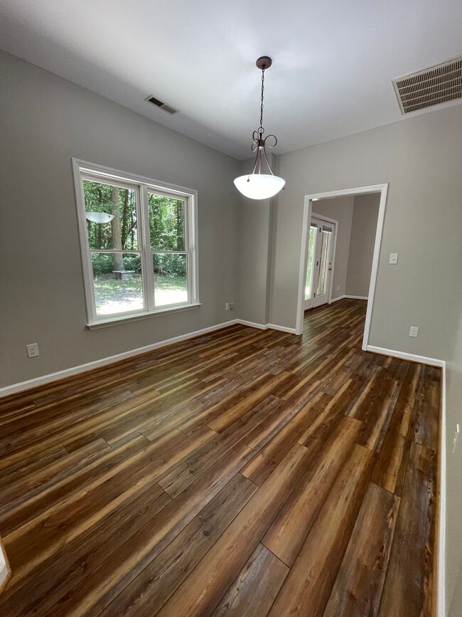 Building Photo - Charming, updated 3br house w/ separate ga...