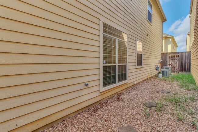 Building Photo - 9006 Lakes at 610 Dr