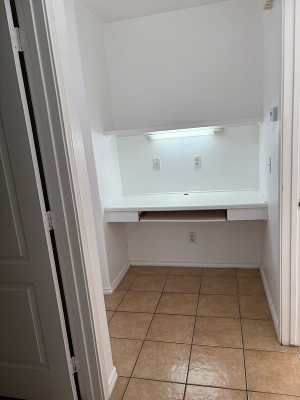 Building Photo - 900 S Palm Dr