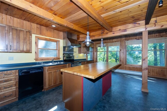 Building Photo - 559 Quaker Hill Rd