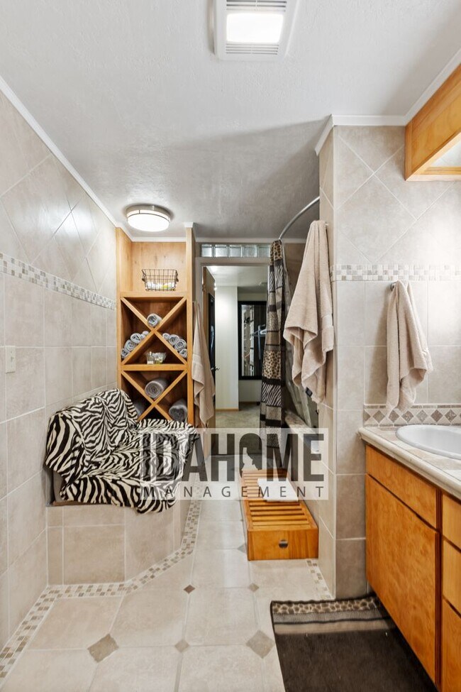 Building Photo - 1045 Sagewood Pl