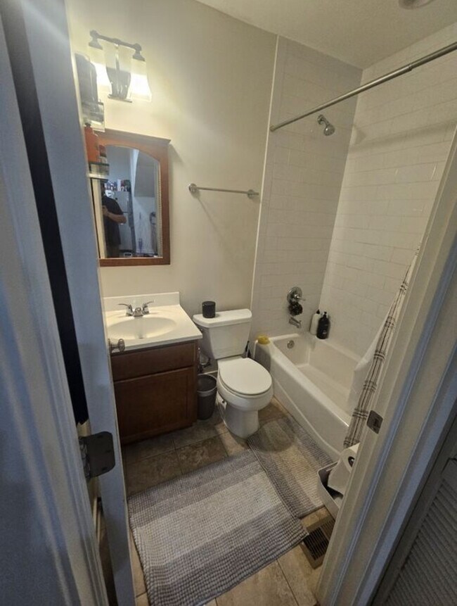 Building Photo - 1644 N Hermitage Ave