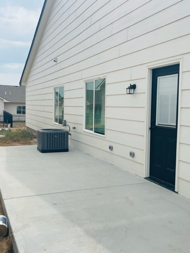 Building Photo - 1638/40 Hickory Creek