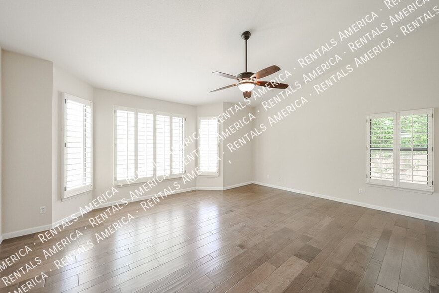 Building Photo - 1635 W Wisteria Dr