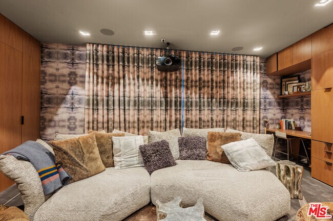 Building Photo - 1406 1/2 N Kenter Ave