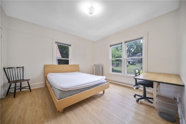 Building Photo - 921 E State St