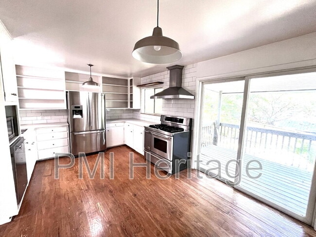 Building Photo - 1139 N Sunset Dr