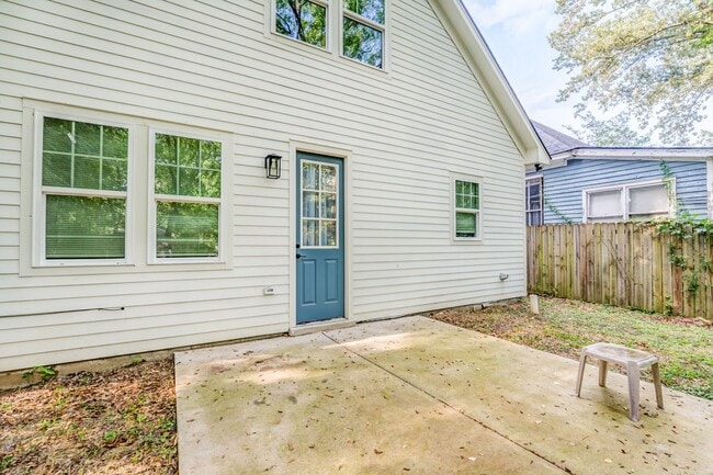 Building Photo - Modern Comfort + Extra Space — Beautiful 3BR/2.5BA Home on Foster Ave!