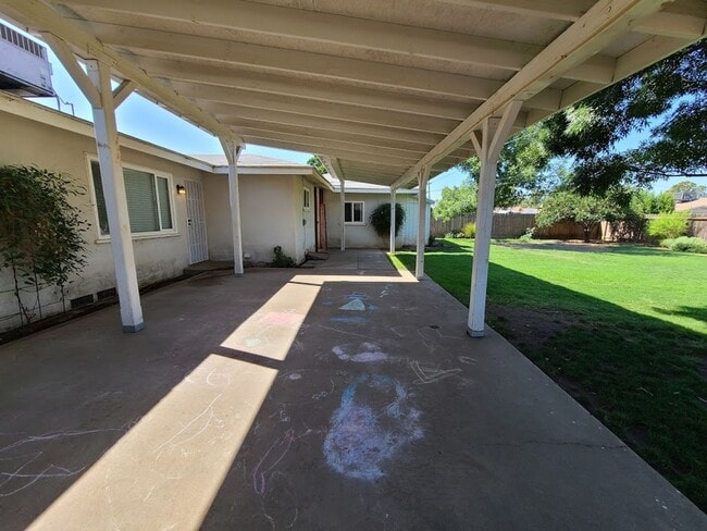 Building Photo - Unique single family home with a detached ...