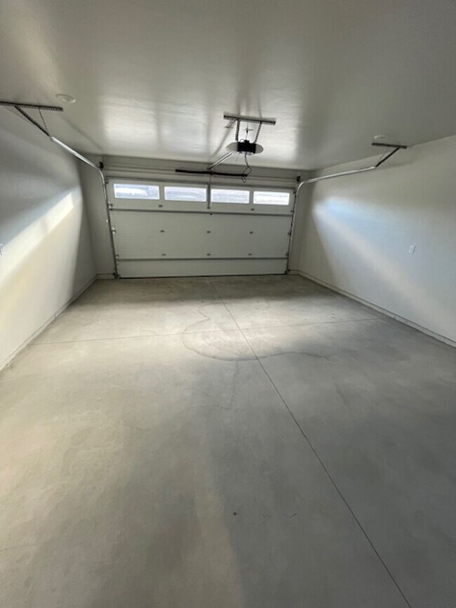 Building Photo - Modern Mountain Rtreat for Rent - Just Min...