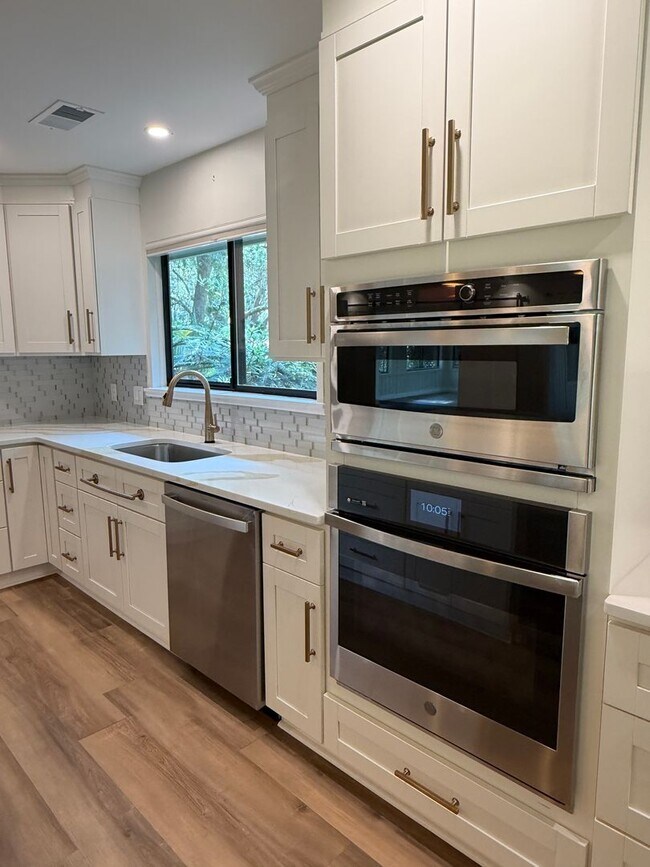Building Photo - Stunning Remodeled One-Story Home - Port Royal Plantation