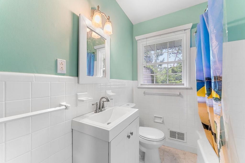 Building Photo - 1131 Custer Ave SE