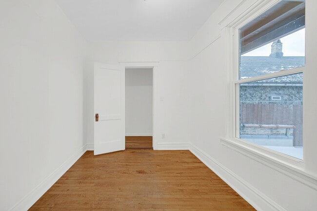 Building Photo - 1002 N Western Ave