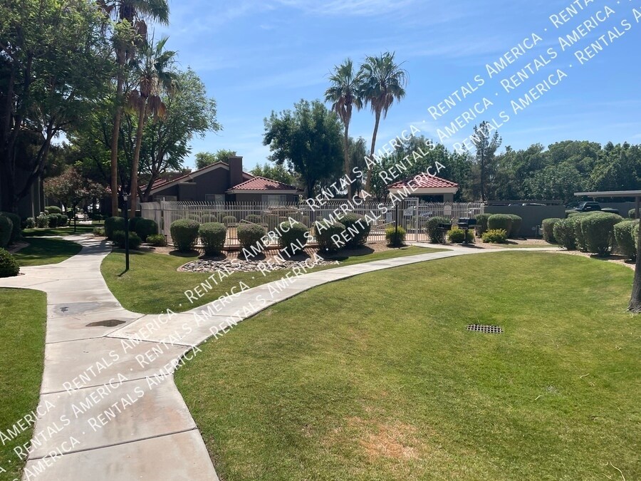 Building Photo - 2929 W Yorkshire Dr