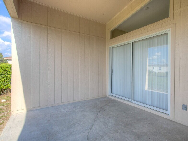 Building Photo - 4944 Palm View Dr N