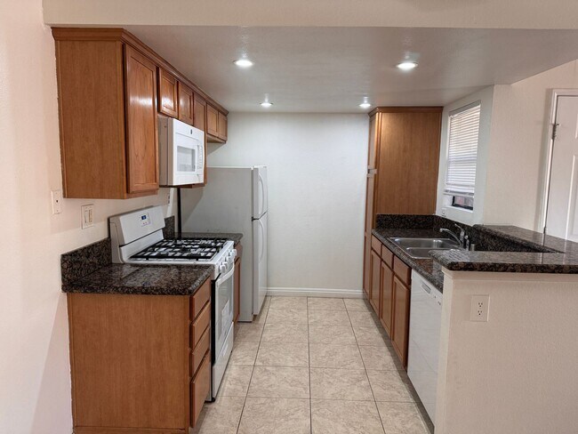 Building Photo - 2 Bedroom 1 Bathroom Condo Down Stairs Unit