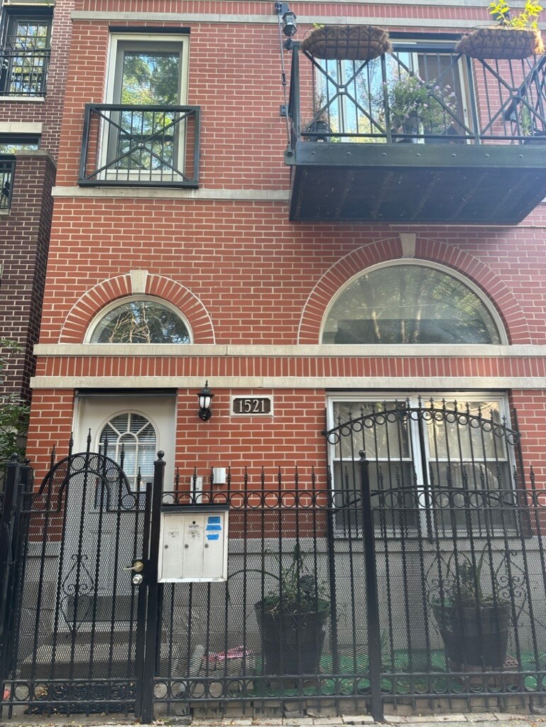 Building Photo - 1521 W Walton St