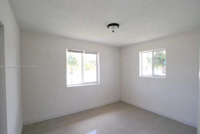 Building Photo - 3110 SW 33rd Ave