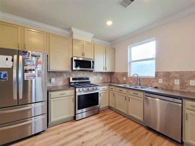 Building Photo - 1610 Pointe Leone
