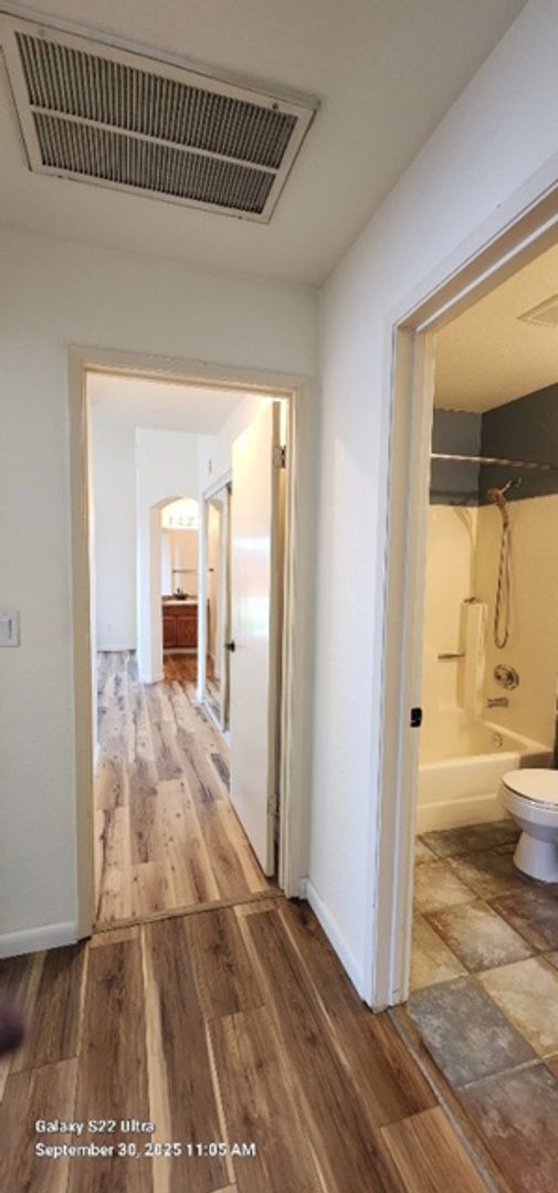 Building Photo - Beautiful & Unique 3 Bed 2 Bath Home w/Cus...