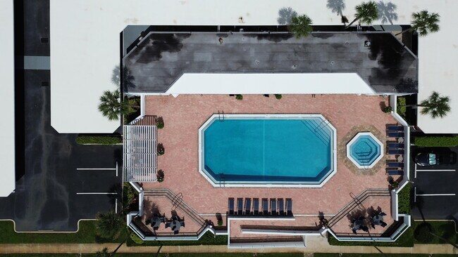 Building Photo - 123 Lakeshore Dr