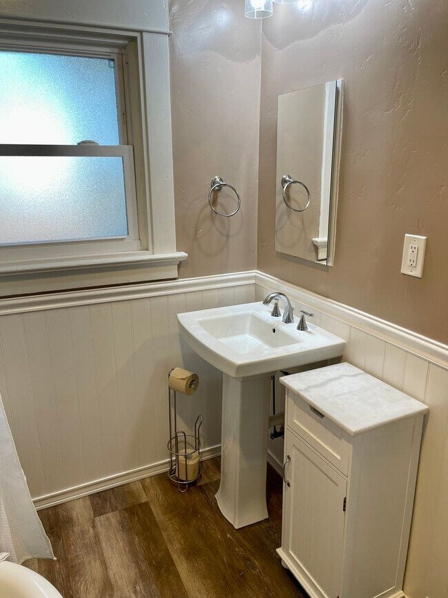 Building Photo - Classic NorthPark Craftsman