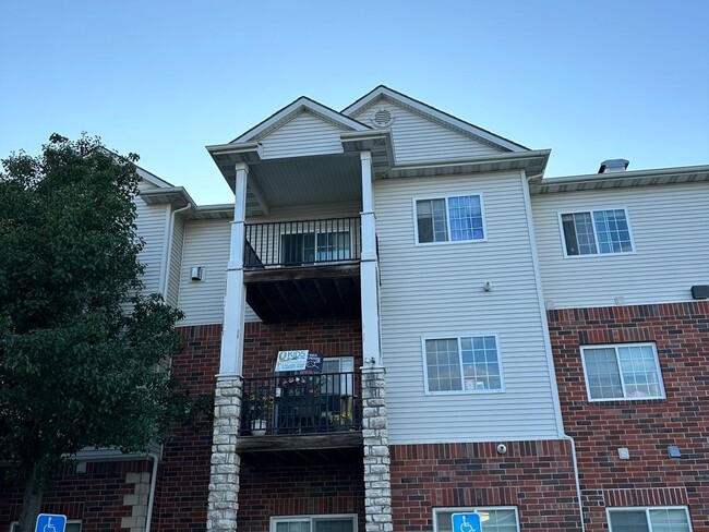 Building Photo - 3 Bedroom Apartment Style Condo in West De...